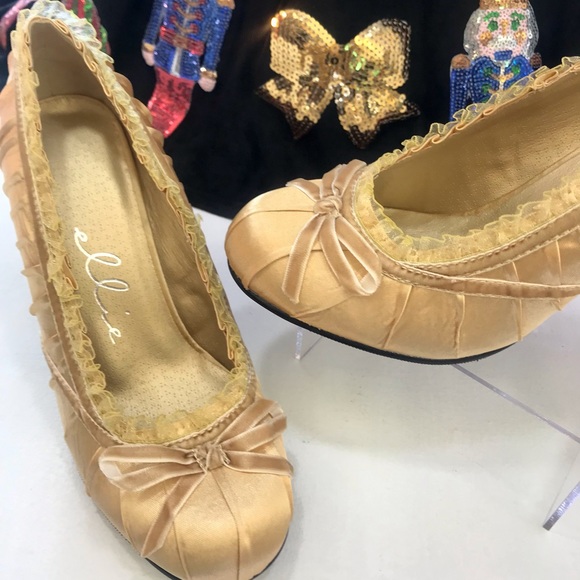 ⚜️Doll Satin Bow Heel Gold⚜️
Brand New In Box - Picture 5 of 7